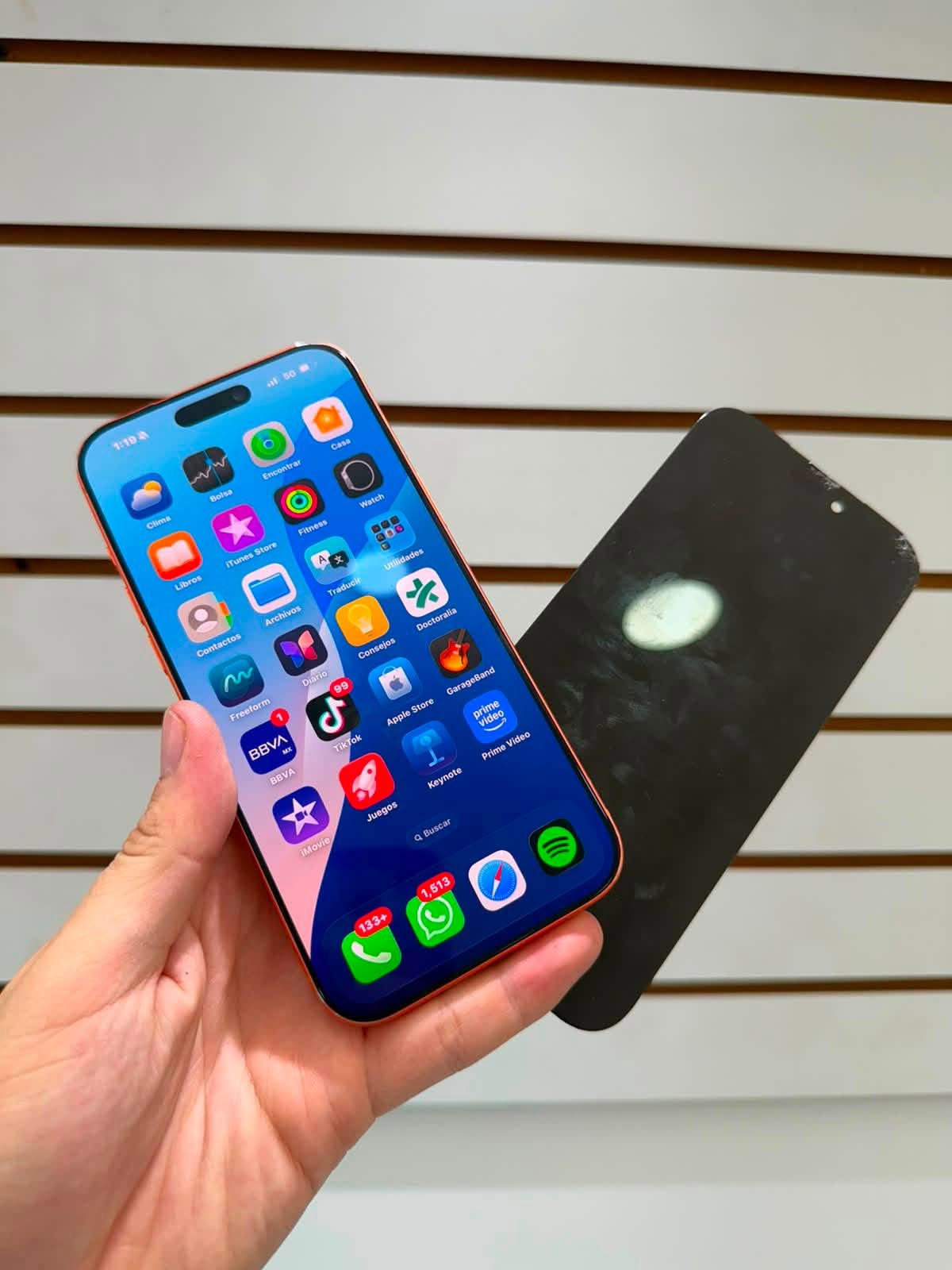 Celular con pantalla funcionando junto al display retirado, reparación real de PHONITS